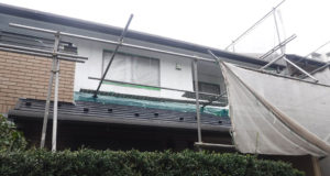 シートやマスキングで隣家や室内に塗料が入らないようにします