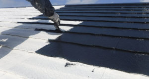 築15年も経つと屋根も多少ひび割れしてきます。コーキングすることでひび割れなどに強くなります