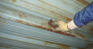 ケレン作業：手作業で行う場合もあります