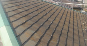 コロニアル屋根。北側は苔が生えやすい。