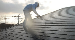 高圧洗浄で屋根や外壁の汚れを落とします。