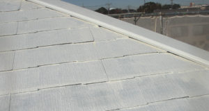 屋根は遮熱専用塗料を下塗りします。