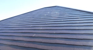 屋根はダークブラウンの塗料を上塗りしました。