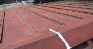 元はシルバーだった屋根は錆だ真っ赤に