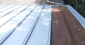 グレーのさび止めを塗ります。右側は元の錆た屋根