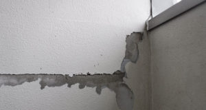 劣化の激しいモルタル壁