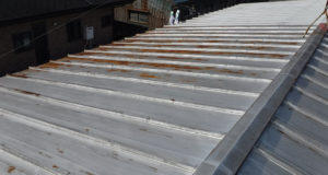 交換していないトタン屋根は錆が目立つ