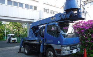 小さいタイプの高所作業車（高さ12m）を使って作業しました