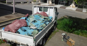 剥がしたラバー。800キロもの重量がありました。