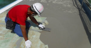 コテでセメント系下地調整剤を塗ります