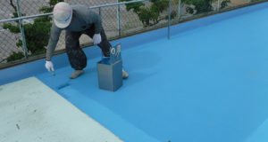 上塗り（2回目）。遮熱性もあり滑りにくい塗料です