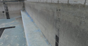 プールの壁面に塩素付着して、灰色になっています