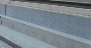 塩素を削ると、本来のプールの色（水色）になります。