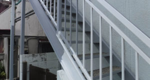 鉄部はさび止めを2回塗ります。1回目グレー、2回目白