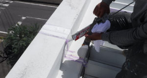 屋根の一部はシリコン樹脂で補強。雨漏り防止です