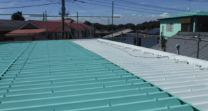 夏の日の屋根の塗装作業は暑さとの戦いです