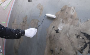 ポリマーセメントを密着させるために、シーラーをローラーで塗っていきます。