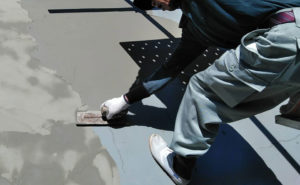 ポリマーセメントを外壁・屋根全体にコテ塗りして、クラック（ひび割れ）を埋めていきます。