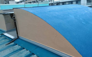 かまぼこ型の屋根・外壁塗装の仕上げは、工場の看板と同じ青色の塗料で。