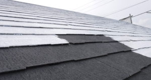 コロニアル屋根は遮熱塗料用サーモアイシーラーで下塗り