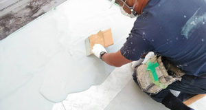 メッシュシートの上の塗料をコテで塗っていきます