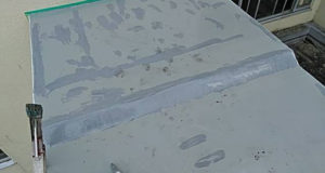 メッシュシートの上から主材を塗っただけでは表面が凸凹すするので、コーキングで調整します。