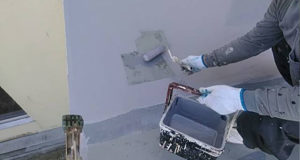 最後にウレタン防水の仕上げ材を塗って屋根の塗膜防水は完成。