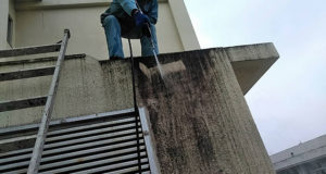 高圧洗浄で外壁と屋根の汚れを落とします。