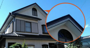 破風や鼻隠しに2本白いラインが入った柏市亀甲台の塗装事例