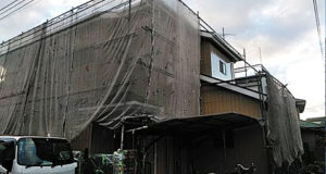 塗装工事用の足場を設置します