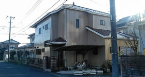 外壁はアルミサイディングのためさび止めを下塗りしました