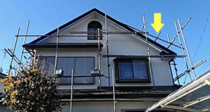 屋根塗装のために屋根用の足場を組む