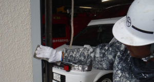 1度目のさび止めが乾いたら、研磨紙で表面を磨き、2度目の下塗りをします。