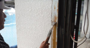 金属部分はまずはケレンしてさびを落とします。