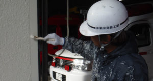 上塗りはエスケー化研のクリーンマイルドフッソST。これを2回塗ります。