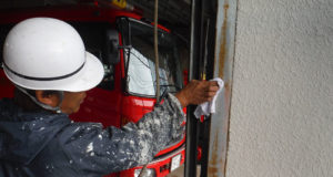金属部分の油膜除去などを行います。ケレンや油膜除去を総じて下地処理と呼びます。