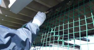 ネットなど細かい部分は小さなハケや筆で塗るため時間がかかります。