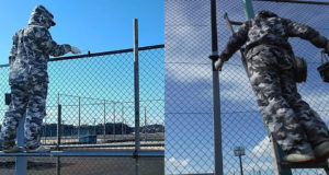 足場での塗装作業（左）と脚立での塗装作業（右）。