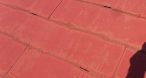 タスペーサーが規定の半分しかない屋根