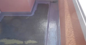 プライマーを下塗りし、グレーのFRPで上塗り