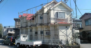 三角地にあるため外壁が特徴的な住宅。塗装面積、足場面積も広くなります。