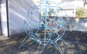 塗装前のサッカーボール型ジャングルジム