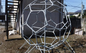 さび止めを塗ったサッカーボール型ジャングルジム