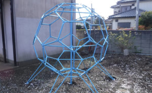 塗り替え後のサッカーボール型ジャングルジム