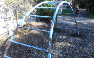 遊具がさびていると、子どもたちがけがをする危険があります