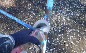 サンダー掛けをして、さびをしっかりと落とします