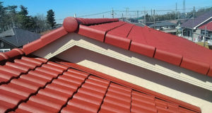 高圧洗浄で苔を落とし、下塗り、上塗り2回で美しい屋根が蘇りました。