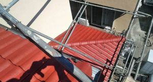 足場は自社施工です。隣接するカーポートは車の出入りの邪魔にならないように工夫して足場を組みます。