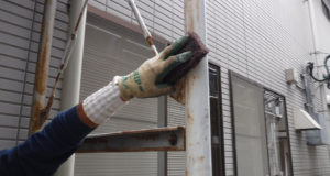 【ケレン2】ナイロンたわしで、細かい部分の錆を落とします。