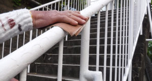 【ケレン3】紙やすりで、さらに細かいさびを落とし、表面を整えます。